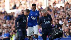 Yerry Mina se lesionó los ligamentos del tobillo derecho en el debut de Everton en la Premier League ante Chelsea.