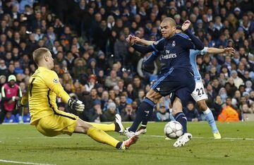 Pepe finds Hart and not the net.