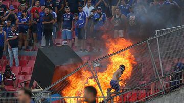 En el partido entre Universidad de Chile e Internacional de Brasil de la segunda fase de la Copa Libertadores se produjeron incidentes tanto dentro como fuera del estadio. En el minuto 83, cayeron varios proyectiles a la cancha lanzados por ultras de la '