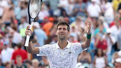 Novak Djokovic celebra su victoria ante Roger Federer en la final del Western &amp; Southern Open en el Lindner Family Tennis Center de Mason, Ohio.