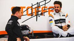 Stoffel Vandoorne y Fernando Alonso en el box de McLaren durante los test de pretemporada en Barcelona.