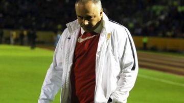 Tras quedar eliminados en Liga y Libertadores, el Club Universidad confirm&oacute; la salida de su entrenador y su vicepresidente deportivo.