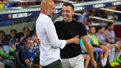 BARCELONA, SPAIN - AUGUST 24: Pep Guardiola, Manager of Manchester City and Xavi, Head coach of FC Barcelona embrace prior to the friendly match between FC Barcelona and Manchester City at Camp Nou on August 24, 2022 in Barcelona, Spain. (Photo by Alex Caparros/Getty Images)
PUBLICADA 25/08/22 NA MA12 2COL