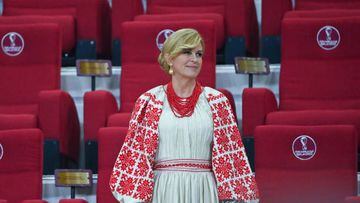 Kolinda Grabar-Kitarovic, en el palco del Croacia-Canadá con el traje típico de Posavina.