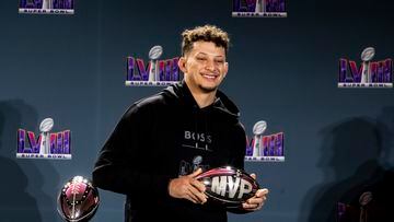 Las Vegas (United States), 12/02/2024.- Kansas City Chiefs quarterback Patrick Mahomes poses with the MVP Pete Rozelle Trophy during the winning team head coach and MVP press conference in Las Vegas, Nevada, USA, 12 February 2024. EFE/EPA/ETIENNE LAURENT
