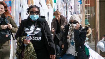 PARIS, FRANCE - MARCH 12: Tourists wear a protective facemask as they stroll on the Avenue des Champs-Elysees during a world COVID-19 outbreak in Paris on March 12, 2020 in Paris, France. The novel coronavirus &#039;is a controllable pandemic&#039; if countries step up measures to tackle it, head of the World Health Organization (WHO) said March 12, 2020. The WHO said some 125,000 cases had been reported from 118 countries and territories. (Photo by Marc Piasecki/Getty Images)