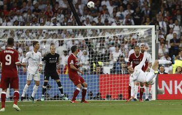 Real Madrid's Gareth Bale scores his team's second goal with an overhead kick.