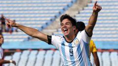 Gio Simeone celebra un gol ante Per&uacute; con su selecci&oacute;n, Argentina Sub-20.