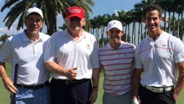 Donal Trump (gorra roja), junto a Rory McIlroy (a su izquierda), Paul O&#039;Neal y otro invitado.