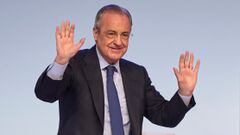 Florentino Pérez, presidente del Real Madrid, saluda a los socios en la Asamblea de 2021.