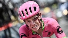 Lawson Craddock rueda con la ceja partida y la cara ensangrentada tras sufrir una ca&iacute;da durante la primera etapa del Tour de Francia.