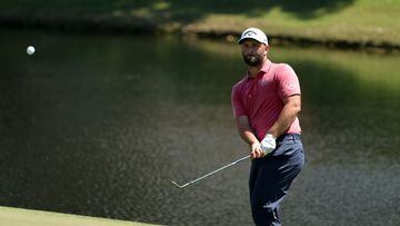 El golfista español Jon Rahm golpea la bola durante la última jornada del FedEx St. Jude Invitational
