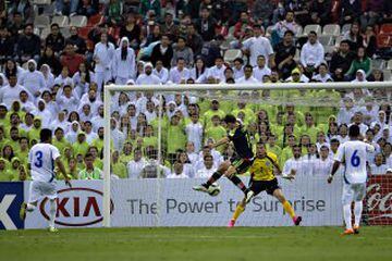 El delantero del Bayer Leverkusen intenta rematar un centro de Héctor Herrera, que terminó por convertirse en el segundo gol del partido. 