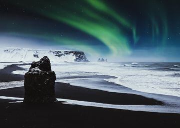 Es también conocida como Playa Negra Vík. La playa de arena negra más famosa de Islandia. Son tres peñascos que formaban parte de un acantilado. Cuando la marea está baja se puede visitar la Hálsanefshellir Cave. Los más conocido del lugar son los Hálsanef, unas columnas hexagonales que se levantan desde el suelo. 