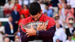 Djokovic, con el trofeo de Roland Garros tras vencer a Casper Ruud.