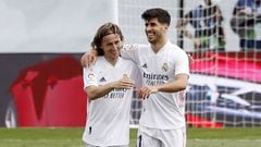 Luka Modric y Marco Asensio celebran el gol del balear en el Real Madrid-Eibar de LaLiga Santander.