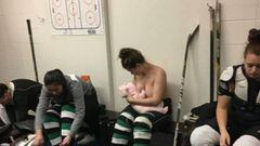 La jugadora de Hockey Serah Small amamantando a su beb&eacute; en el vestuario.