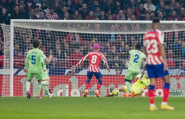 El portero del Getafe, David Soria, despeja una ocación del jugador del Atlético de Madrid, Antoine Griezmann. 