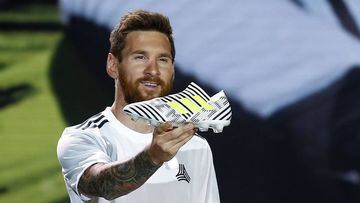 Messi, presentando una nueva bota de Adidas.