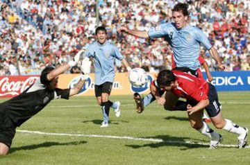 Con dos goles de Marcelo Salas, Chile obtuvo un importante empate ante Uruguay en Montevideo en el camino a Sudáfrica 2010. Esta fue la última vez en que la escuadra nacional puntuó en la capital uruguaya, la misma en la cual el 'Matador' llegó a los 37 tantos y se consolidó como goleador histórico de 'La Roja'. 
