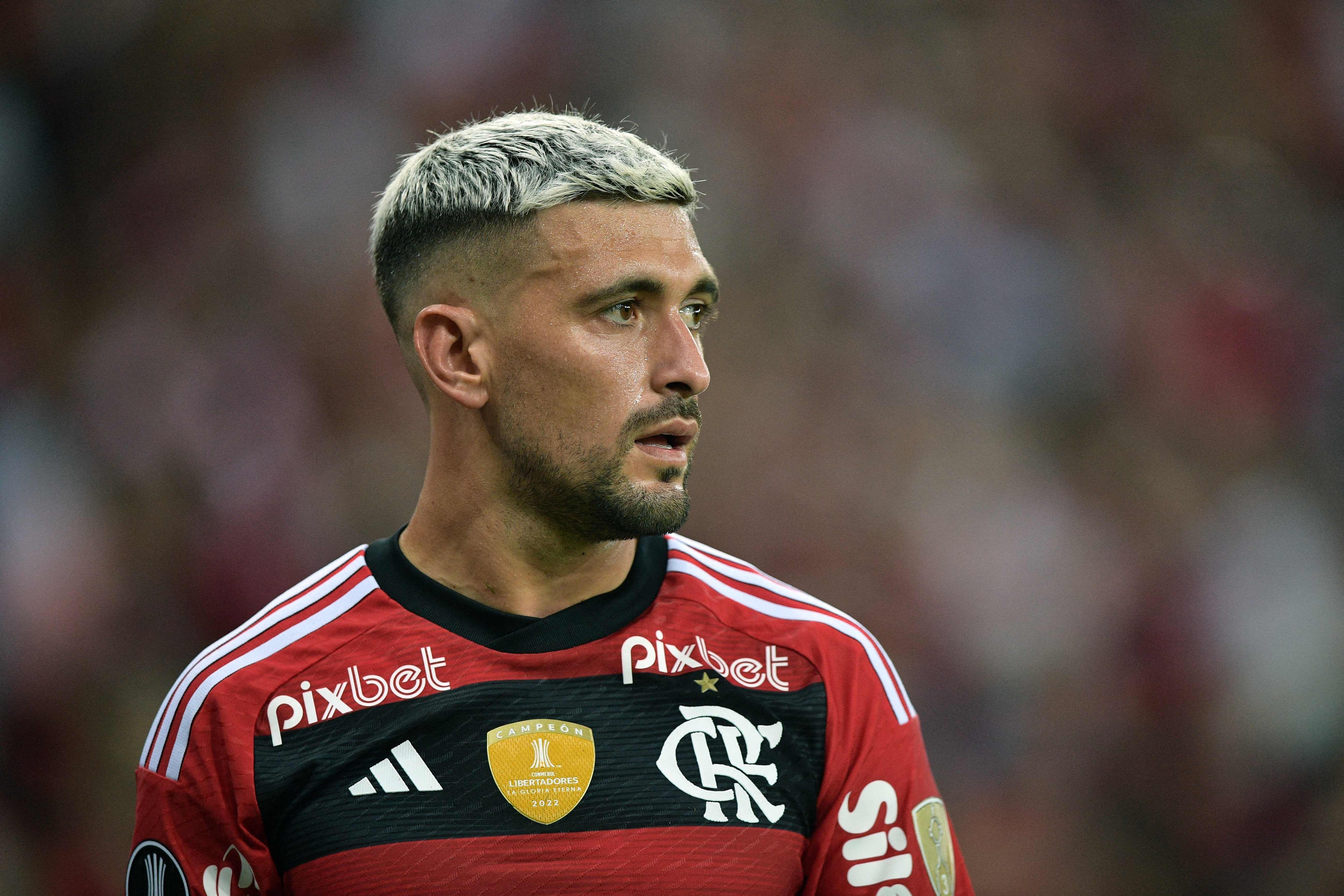 Flamengo's Uruguayan midfielder Giorgian de Arrascaeta gestures during the Copa Libertadores group stage second leg football match between Brazil's Flamengo and Ecuador's Aucas at the Maracana stadium in Rio de Janeiro, Brazil, on June 28, 2023. (Photo by CARL DE SOUZA / AFP)