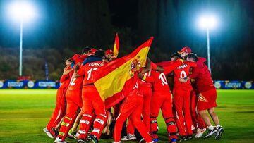 Los jugadores de la selección española de críquet celebran su clasificación para el Europeo.