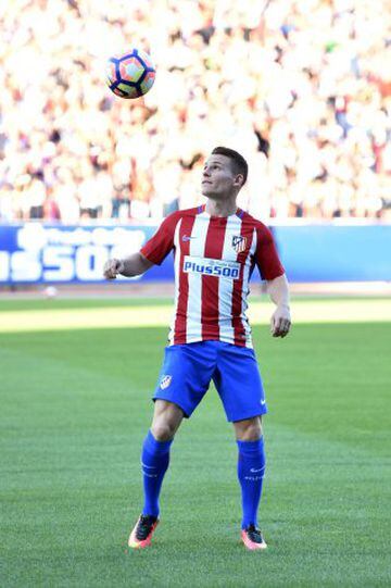 Atletico de Madrid's new signing French forward Kevin Gameiro eyes a ball during his presentation at the Vicente Calderon stadium in Madrid on July 31, 2016. / AFP PHOTO / GERARD JULIEN