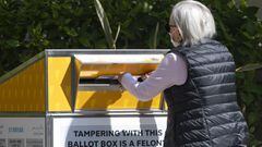 Una mujer deja caer su boleta en una urna en las afueras del Ayuntamiento de Beverly Hills, el 27 de octubre de 2020, en Beverly Hills, California.