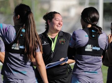 Mila Martínez charla alegre con sus futbolistas de Juárez.