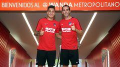 Giménez y Godín posan juntos en el túnel de vestuarios del Estadio Metropolitano