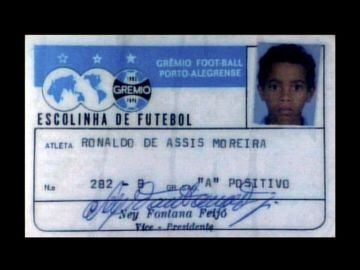 El jugador brasileño fue convocado por primera vez con las categorías inferiores del Gremio de Porto Alegre en 1995. En la imagen, el carné de la Escuela de Fútbol del Gremio. 
 