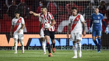 LA PLATA, ARGENTINA - OCTOBER 31:  Leandro Diaz of Estudiantes La Plata celebrates after scoring the first goal of his team during a match between Estudiantes and River Plate as part of Torneo Liga Profesional 2021 at Jorge Luis Hirschi Stadium on October