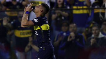 Cristian Pav&oacute;n celebra un gol durante un partido entre Boca Juniors y Belgrado de C&oacute;rdoba. 