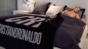 Cristiano Ronaldo durmiendo en una cama con su manta CR7