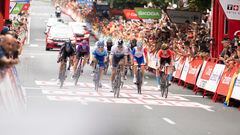 Un grupo de ciclistas durante el sprint de la quinta etapa de La Vuelta 2022, a 24 de agosto de 2022, en Bilbao, Vizcaya, Euskadi (España). La Vuelta a España 2022 disputa su quinta etapa, entre las localidades de Irún y Bilbao. Se trata de un recorrido de 187.2 kilómetros, en una etapa de media montaña.
24 AGOSTO 2022;VUELTA CICLISTA;BILBAO;DEPOSTE;CICLISMO;VUELTA 2022;QUINTA ESTAPA;EUSKADI
H.Bilbao / Europa Press
24/08/2022