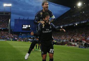 Isco celebrates with Sergio Ramos.