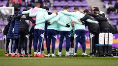 VALLADOLID, SPAIN - MARCH 05: Players of Real Valladolid CF huddle for a team talk whilst warming up prior to the LaLiga Santander match between Real Valladolid CF and RCD Espanyol at Estadio Municipal Jose Zorrilla on March 05, 2023 in Valladolid, Spain. (Photo by Angel Martinez/Getty Images)