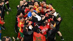 Los jugadores marroquís mantean al seleccionador Walid Regragui durante la celebración por el pase a las semifinales del Mundial. 