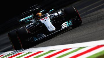 Lewis Hamilton con el Mercedes en Monza.