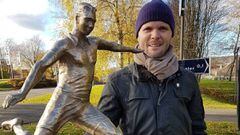Magnus Carlsson, junto a la estatua de su abuelo Henry &#039;Garvis&#039; Carlsson en Falk&ouml;ping.