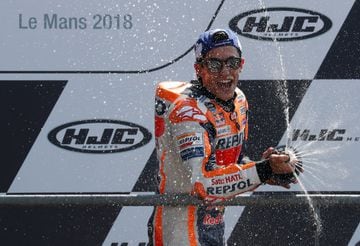 Marc Márquez celebrando en el pódium la victoria en el Gran Premio de Francia de Moto GP.