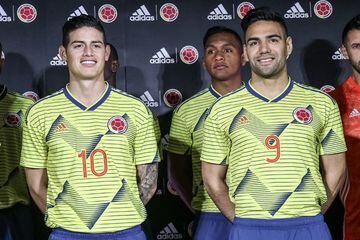 En un evento realizado en Tokyo, Japón, varios jugadores de la Selección Colombia lucieron esta nueva camiseta, la cual reemplaza a la utilizada en el Mundial de Rusia 2018.