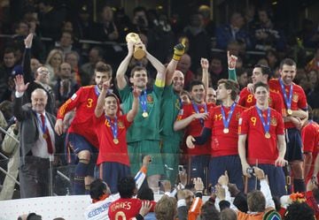 Iker Casillas levanta la Copa en el Mundial de Sudáfrica 2010.