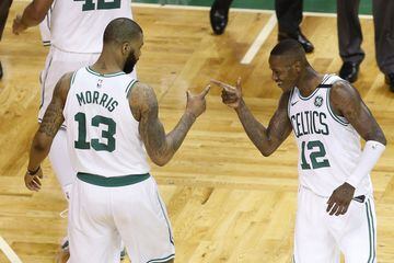 Marcus Morris y Terry Rozier festejan el pase de los Celtics tras ganar a los Bucks.