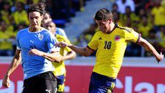 James y Cavani durante un partido entre Colombia y Uruguay.