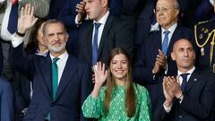 SEVILLA, 06/05/2023.- El Rey Felipe VI (i) acompañado por la infanta Sofía (c), Luis Rubiales (d), presidente de la RFEF, y otras personalidades ocupan el palco de honor durante el partido final de la Copa del Rey que disputan hoy sábado Real Madrid y Osasuna en el estadio de La Cartuja de Sevilla. EFE/ Julio Munoz
