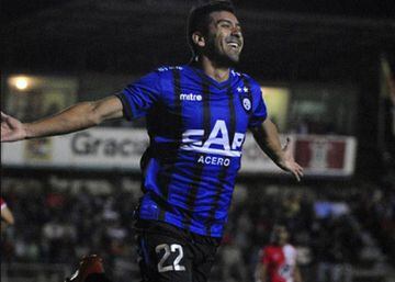 El 'Firulais' registra 38 goles por Torneos Nacionales. Estuvo en Universidad de Chile, y ahora juega en Audax Italiano.