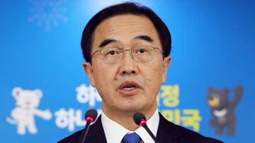 El ministro surcoreano de Unificaci&oacute;n Cho Myoung-gyon habla durante una rueda de prensa en la que ha propuesto una reuni&oacute;n para que Corea del Norte participe en los Juegos Ol&iacute;mpicos de Invierno de Pyeongchang.