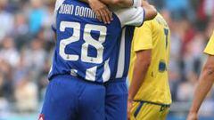 <b>EXPLOSIÓN DE ALEGRÍA. </b>Valerón felicita a Juan Domínguez y se funde en un abrazo con él después de que el mediocentro canterano abriese el marcador cuando sólo iban siete minutos de partido.