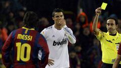 Iturralde González amonesta a Cristiano Ronaldo ante la mirada de Messi durante el Clásico de noviembre de 2010, que se disputó un lunes y en el que el Barcelona venció 5-0 al Real Madrid.
